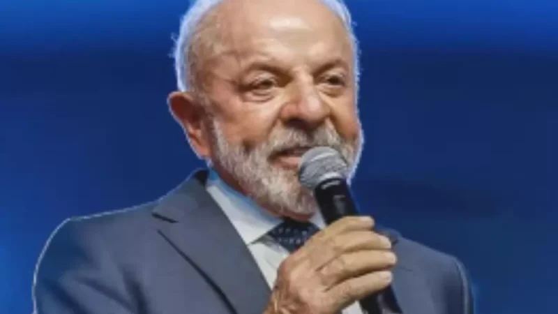Lula faz cirurgia na região da cabeça e cicatriz fica exposta