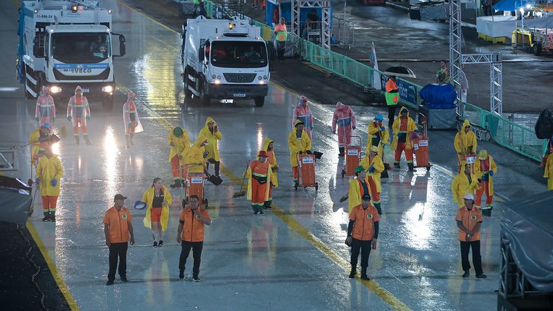 Prefeitura de Manaus recolhe mais de 35 toneladas de lixo no sambódromo durante os desfiles do Carnaval 2026