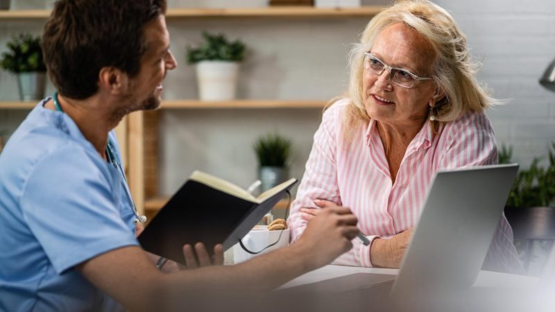 Longevidade feminina:Para Josie Velani Scaranari, clínica geral do check-up executivo do Sabin Diagnóstico e Saúde, as dificuldades da velhice feminina são, em grande parte, o reflexo de desigualdades acumuladas ao longo da vida.