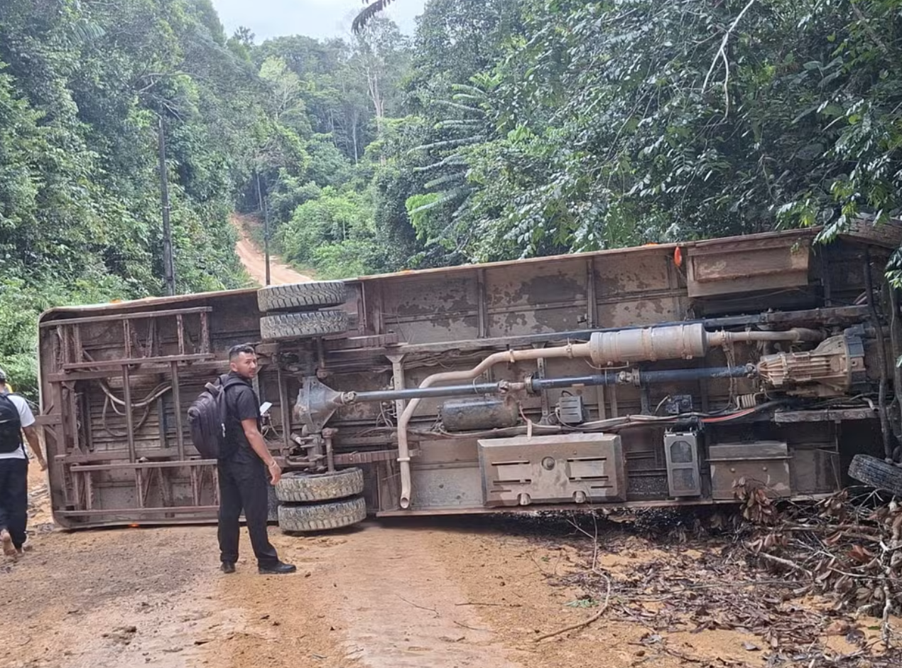 Ônibus com estudantes capota após não conseguir subir ladeira na zona rural de Manaus