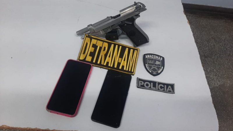 Fiscalização: Detran-AM flagra motociclistas com simulacro de arma de fogo e celular roubado