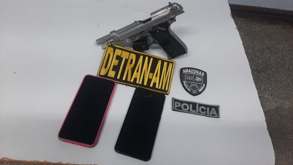 Fiscalização: Detran-AM flagra motociclistas com simulacro de arma de fogo e celular roubado
