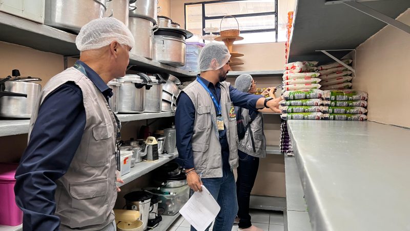 Blitz do TCE-AM fiscaliza merenda escolar em 10 escolas estaduais de Manaus