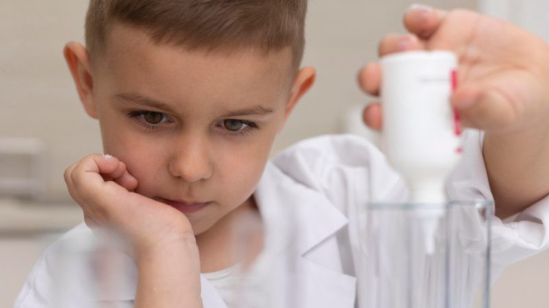 Especialista dá dicas para reduzir a resistência das crianças na hora do remédio