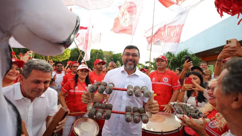 Governador Wilson Lima desembarca em Parintins e entrega 14 mil EPIs para trabalhadores dos bois Caprichoso e Garantido