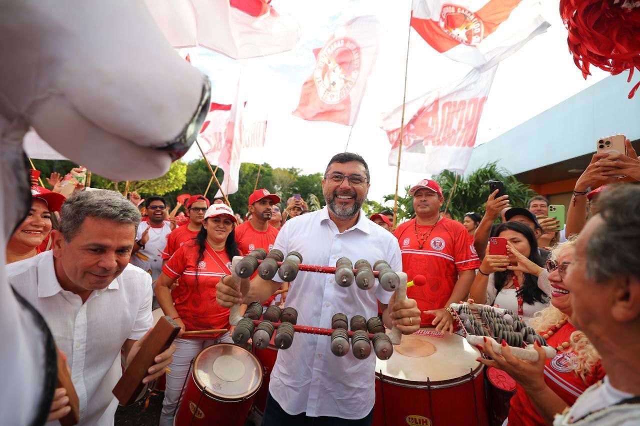 Governador Wilson Lima desembarca em Parintins e entrega 14 mil EPIs para trabalhadores dos bois Caprichoso e Garantido