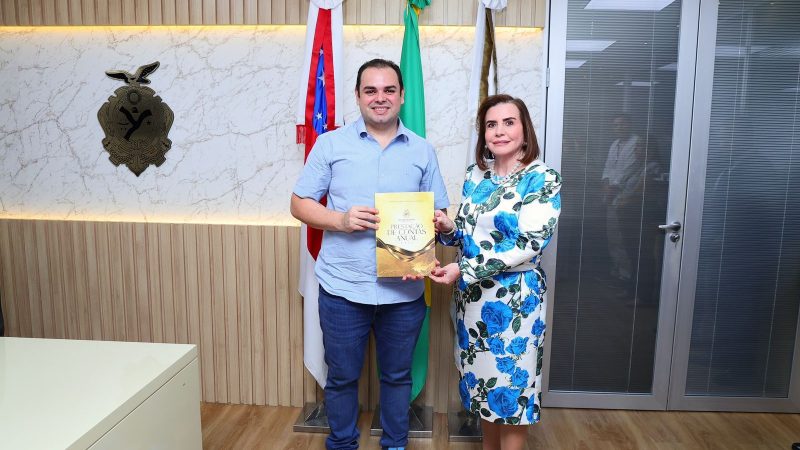 Presidente Roberto Cidade recebe da conselheira Yara Lins o relatório de prestação de contas do TCE-AM