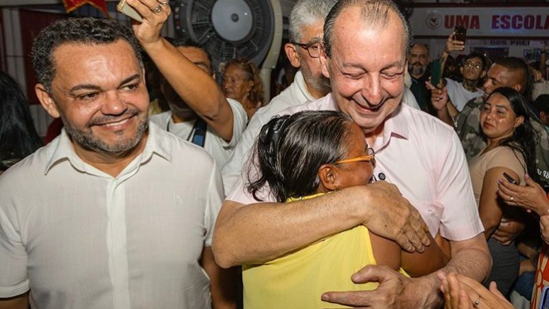 Lideranças da zona leste de Manaus lotam quadra da Grande Família e anunciam apoio a Omar Aziz