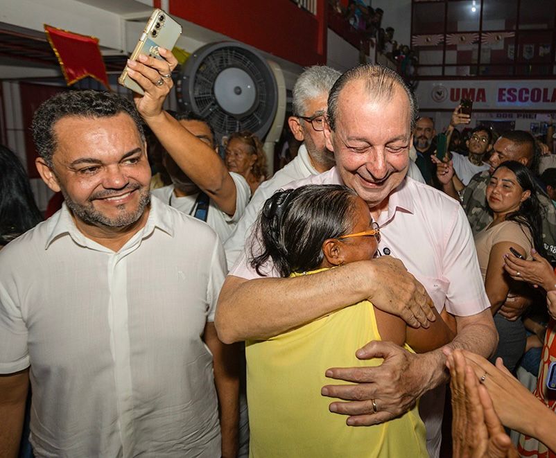 Lideranças da zona leste de Manaus lotam quadra da Grande Família e anunciam apoio a Omar Aziz