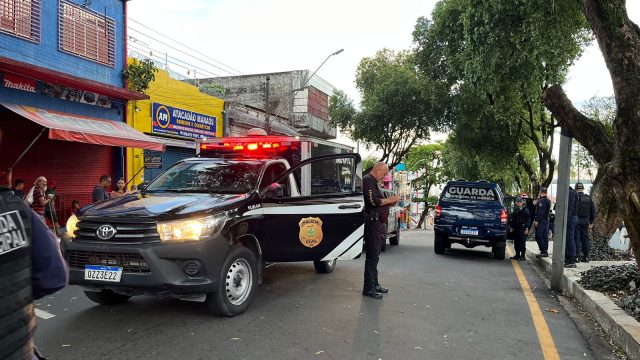 DOMINGO DE SANGUE NO CENTRO DE MANAUS: HOMEM É MORTO EM PRAÇA E CRIMINOSO É PRESO NA HORA
