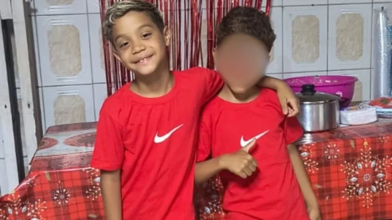 Menino morre ao comer chocolate envenenado e polícia investiga ex-padrasto