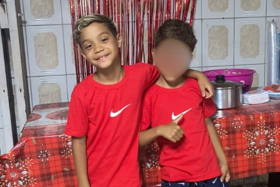 Menino morre ao comer chocolate envenenado e polícia investiga ex-padrasto