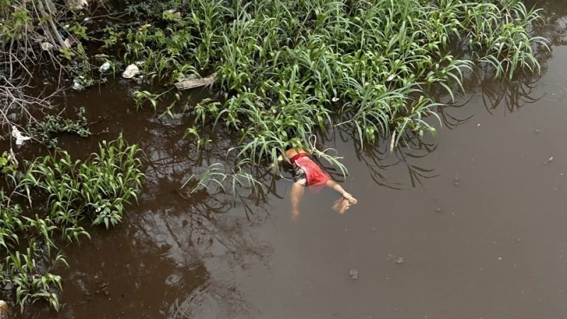 Moradores encontram corpo de molher boiando dentro de Igarapé na Zona Oeste de Manaus