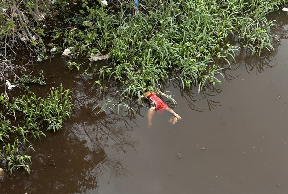 Moradores encontram corpo de molher boiando dentro de Igarapé na Zona Oeste de Manaus