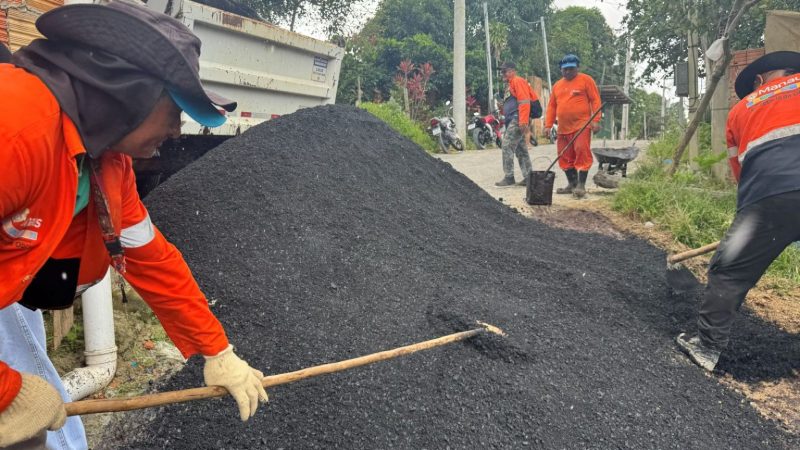 Prefeitura de Manaus leva asfalto pela primeira vez e muda a realidade da rua Angelina Coimbra, na comunidade Coliseu