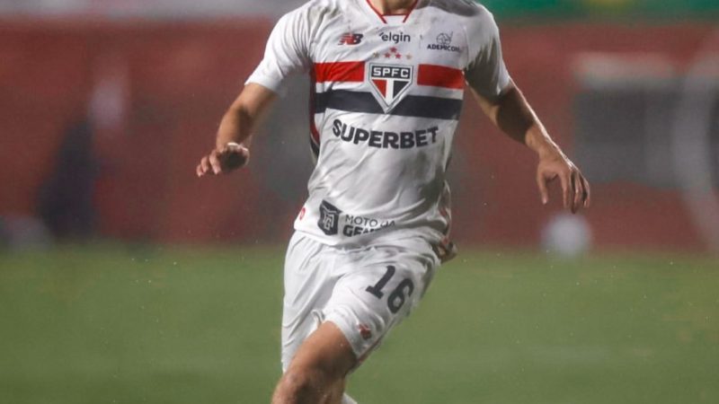 São Paulo vence Chapecoense e assume liderança isolada do Brasileiro