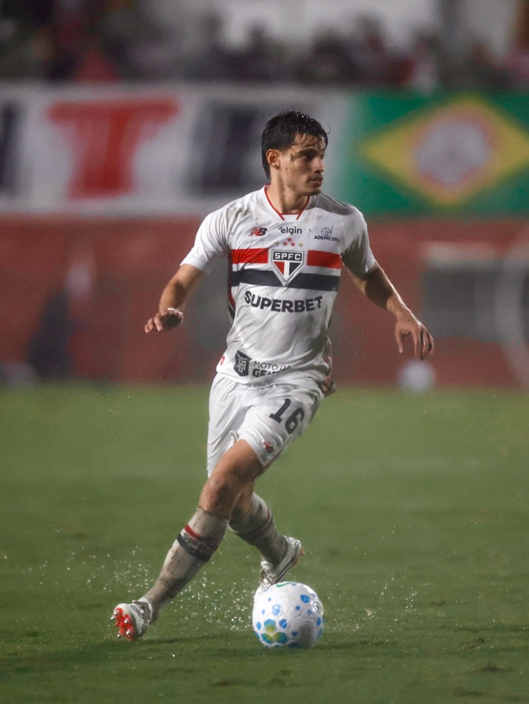 São Paulo vence Chapecoense e assume liderança isolada do Brasileiro