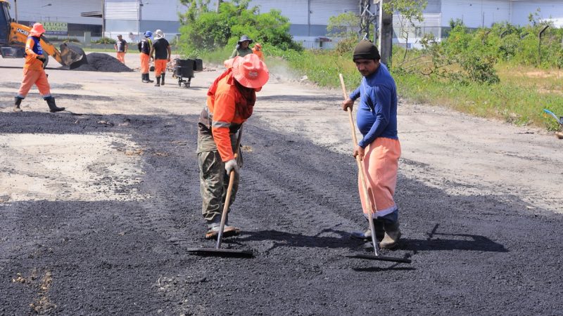 Prefeitura de Manaus fortalece a mobilidade da avenida Flamboyant, no Distrito Industrial, com serviço de manutenção asfáltica