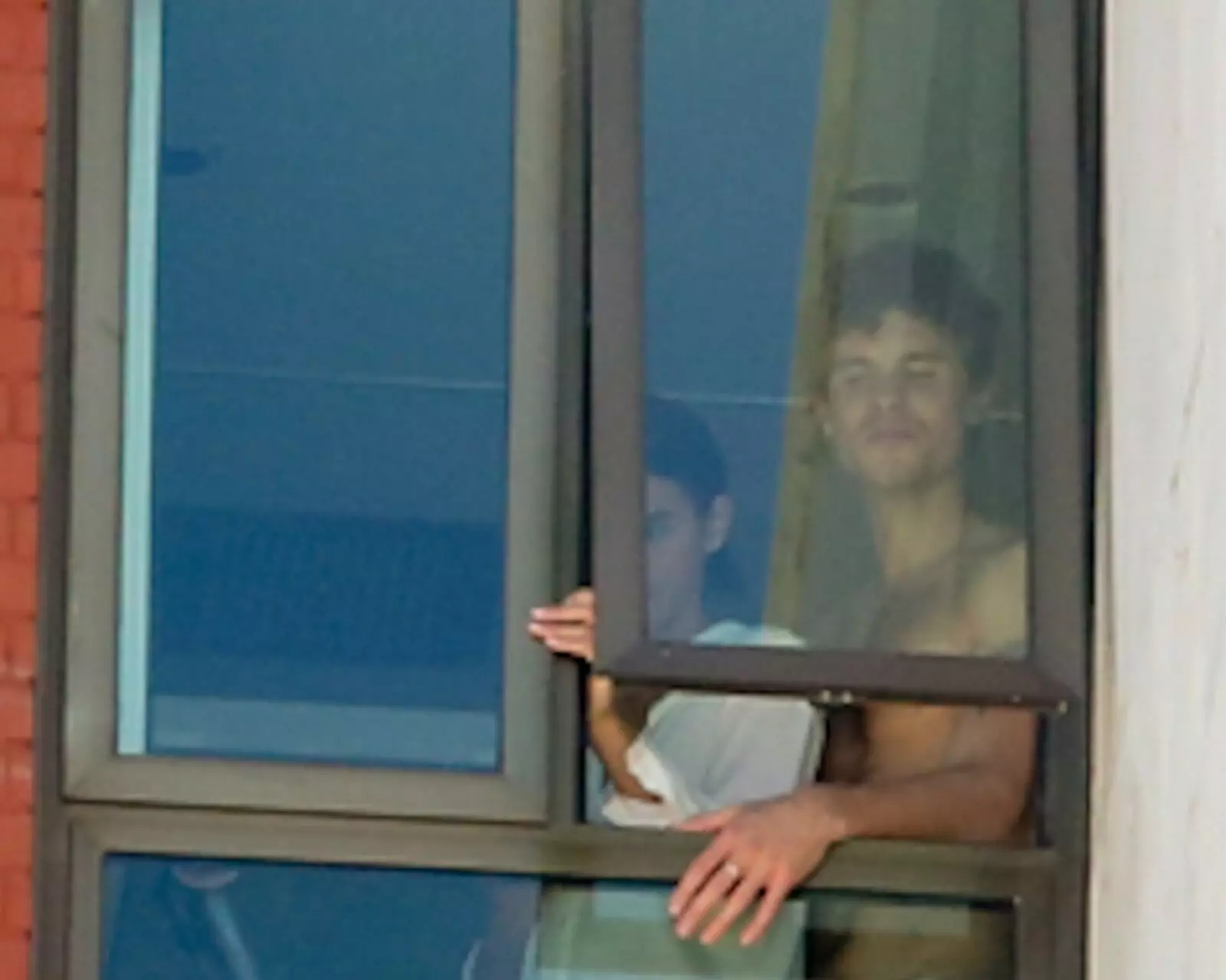 Shawn Mendes troca carinhos com Bruna Marquezine em sacada de janela