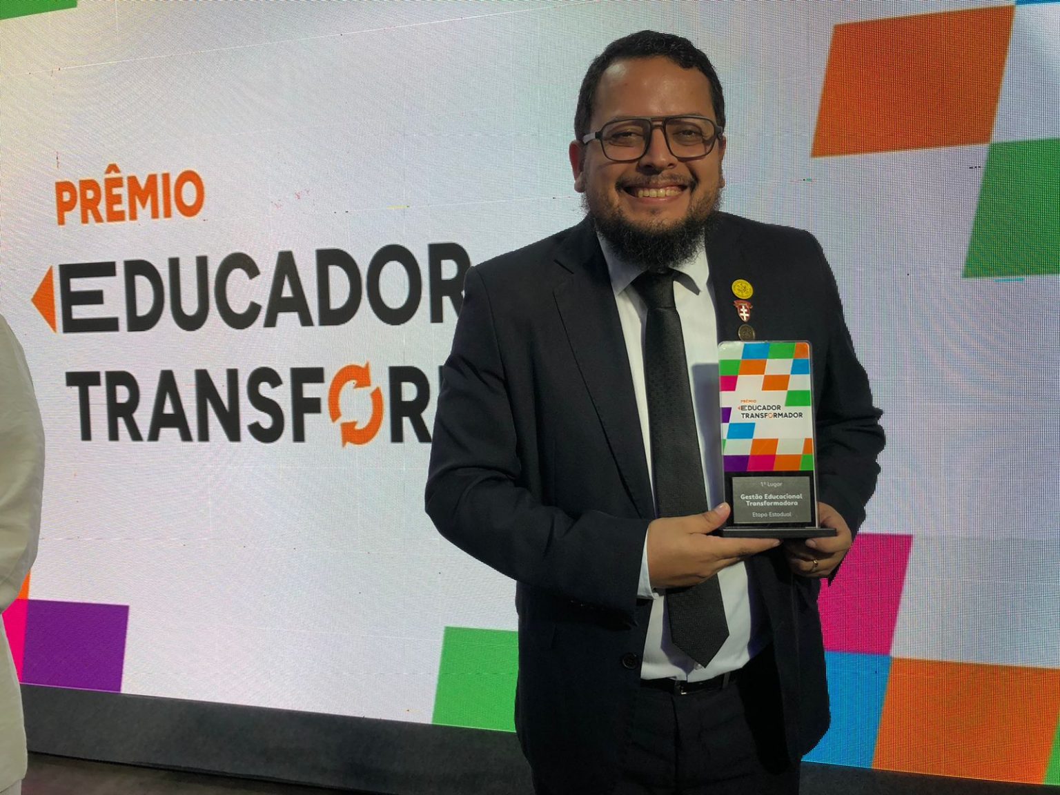 Diretor de escola da Prefeitura de Manaus vence etapa estadual do Prêmio Educador Transformador com projeto de escuta e inclusão na EJA