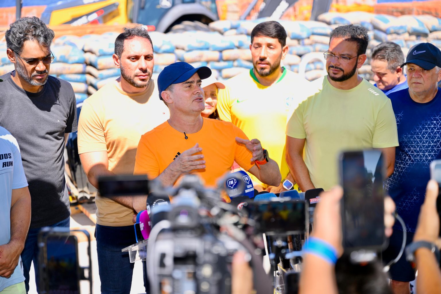 David Almeida entrega material e anuncia fim das escolas de madeira na zona rural de Manaus até novembro
