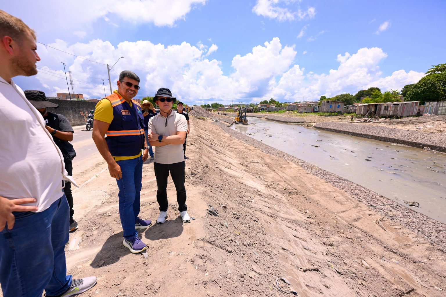 Prefeito David Almeida acompanha obra no igarapé do Mindu e reforça redução de alagações na zona Leste de Manaus
