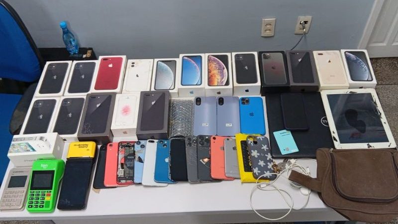 Jovem é preso por esquema de revenda de celulares roubados