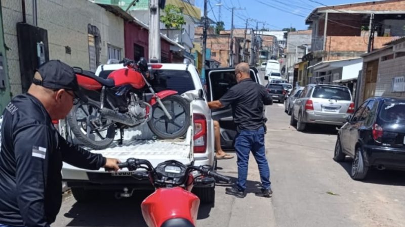 Dupla é presa com moto adulterada e veículo roubado em Manaus