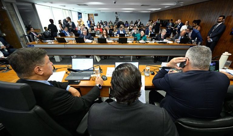 CPMI do INSS ouve ex-noiva de Vorcaro e presidente da Dataprev