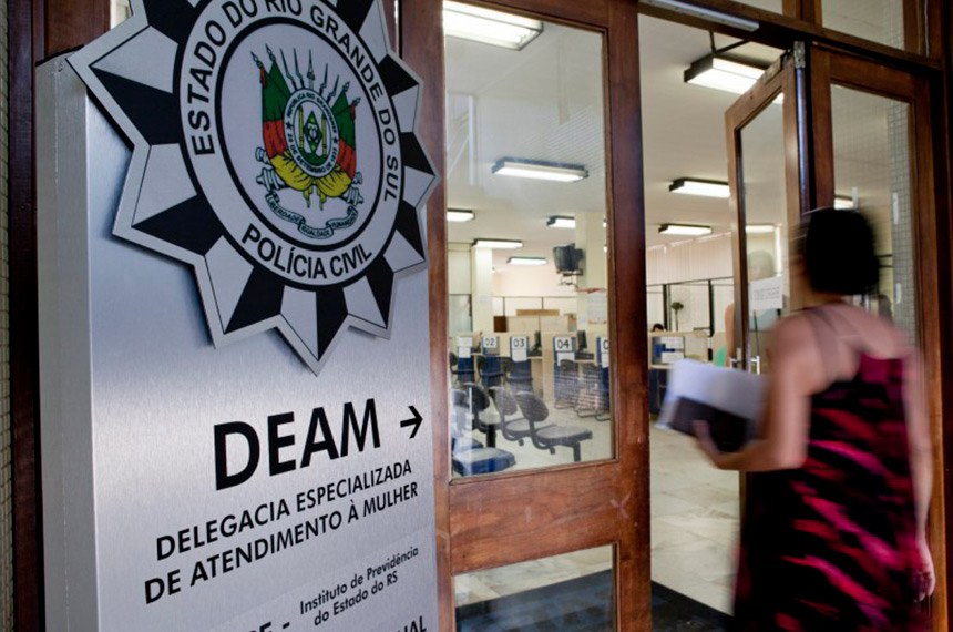 Delegado pode decretar medida protetiva urgente a mulher agredida, prevê projeto