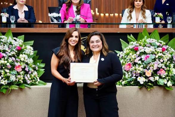 Professora Maria do Carmo é homenageada com Diploma Mulher Cidadã Amazonense