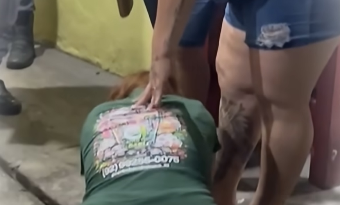 Mulher se desespera ao ver corpo de companheiro executado em emboscada em Manaus