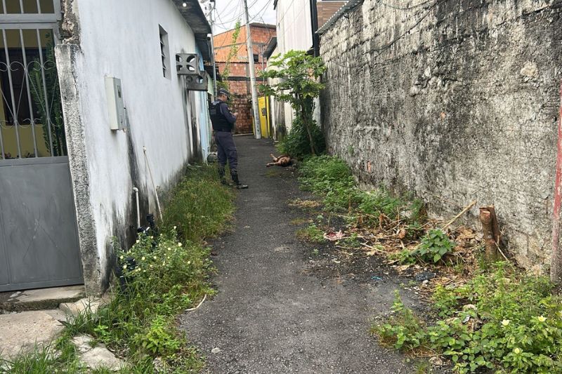 Homem é encontrado morto com multiplos golpes de faca e marcas de tortura