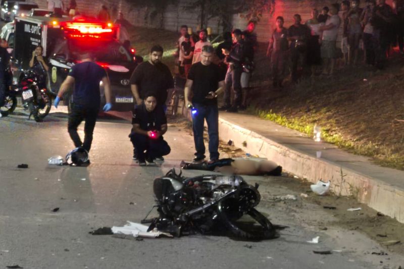 Pai morre e filho de 4 anos sobrevive a acidente em estrada do AM