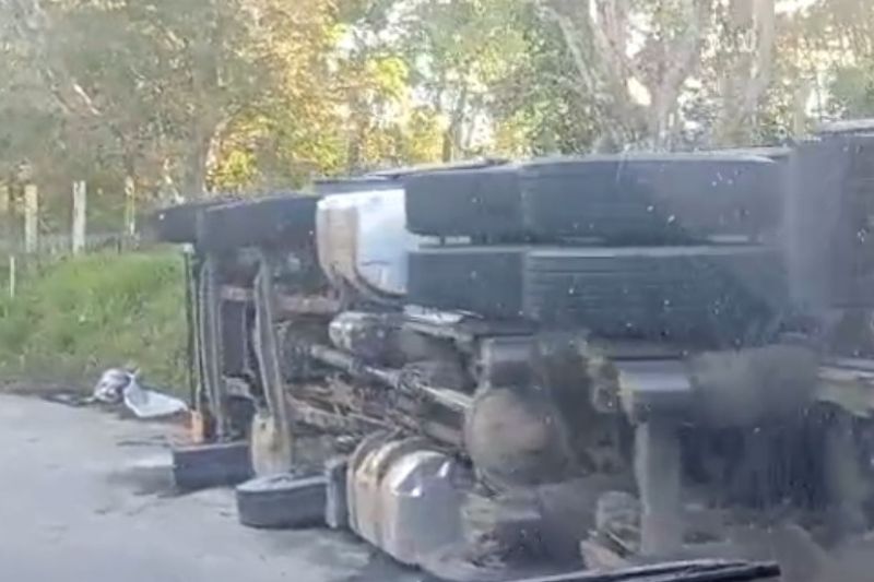 Carreta carregada com trigo tomba em rodovia do AM e motorista morre