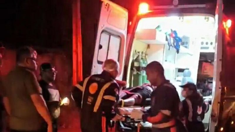 Motociclista sofre fraturas ao ser atingido por carro na traseira; motorista fugiu
