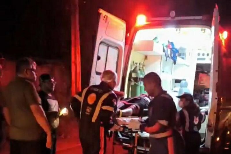 Motociclista sofre fraturas ao ser atingido por carro na traseira; motorista fugiu