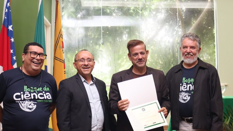 Jornalista Fábio Costa é homenageado durante celebração dos 31 anos do Bosque da Ciência em Manaus