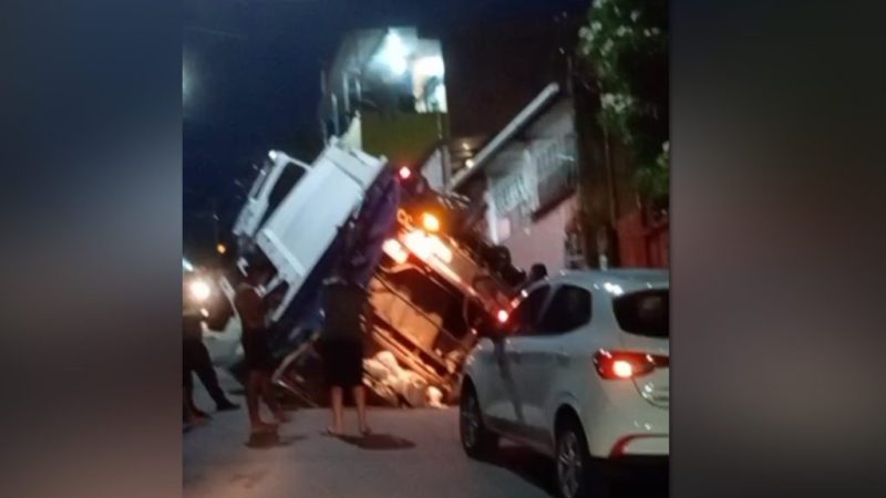 Caminhão de lixo é engolido por cratera e moradores pedem solução em Manaus