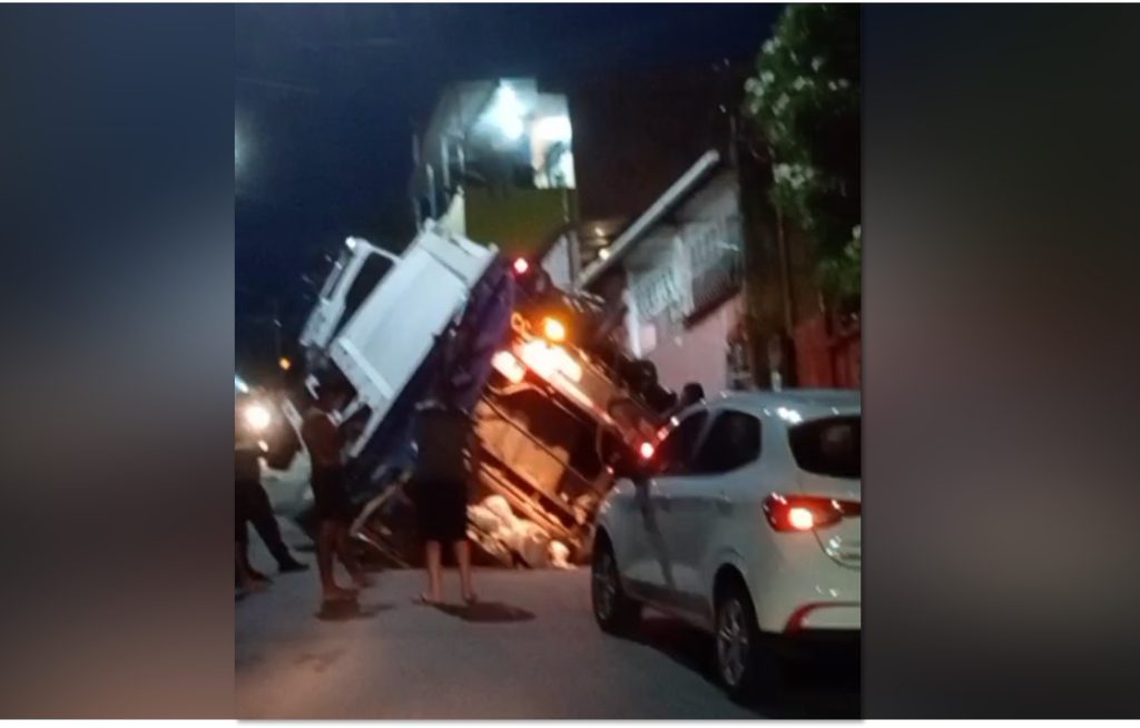 Caminhão de lixo é engolido por cratera e moradores pedem solução em Manaus