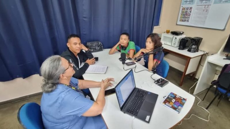 Estudantes de Manaus transformam aulas de química em podcasts e criam rádio escolar, com o apoio do Governo do Amazonas