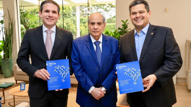 CNC entrega Agenda Institucional 2026 aos presidentes do Senado e da Câmara