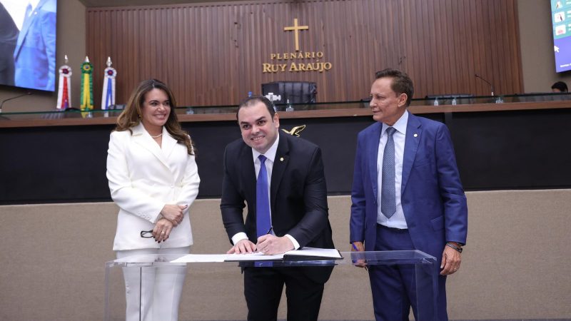 Legislativo Estadual conduz transição e Roberto Cidade assume interinamente o Governo do Amazonas