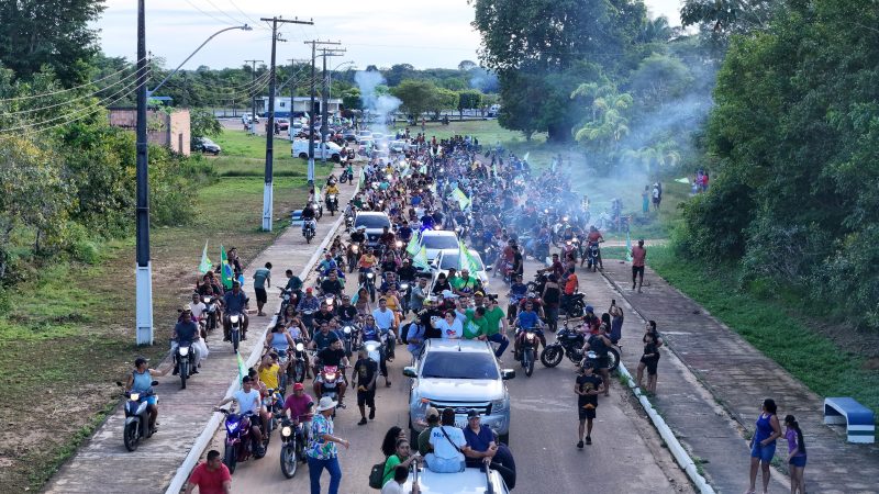 Multidão ganha as ruas de Borba para receber a Professora Maria do Carmo e comitiva do PL