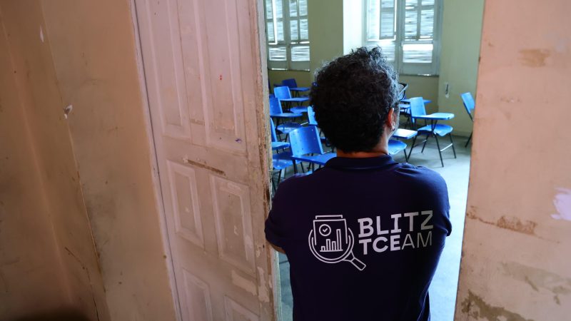 Blitz do TCE vistoria escolas históricas de Manaus