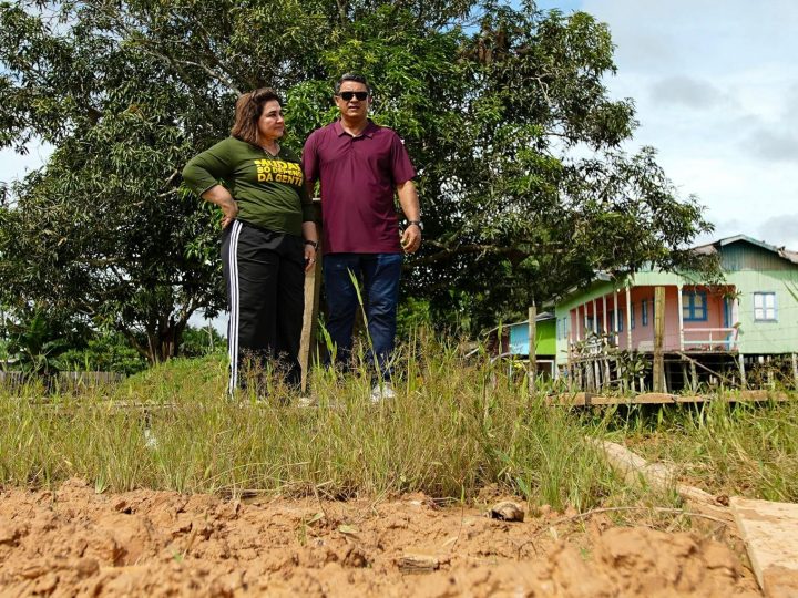 Mudar é urgente: pré-candidata ao governo, Professora Maria do Carmo chega a Envira; ‘população está vivendo na lama