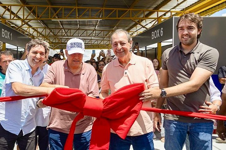 Omar Aziz participa de entrega de novos terminais pesqueiros em Itacoatiara ao lado de Eduardo Braga, prefeito Mário Abrahim e lideranças