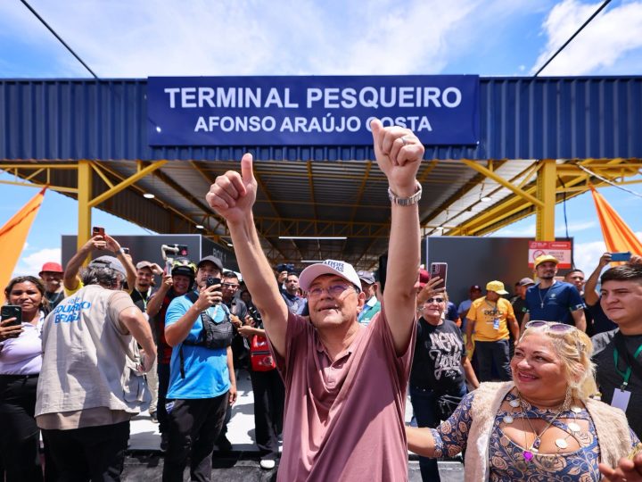 Eduardo Braga entrega dois terminais pesqueiros e vistoria obras de saúde e infraestrutura em Itacoatiara no aniversário de 152 anos do município