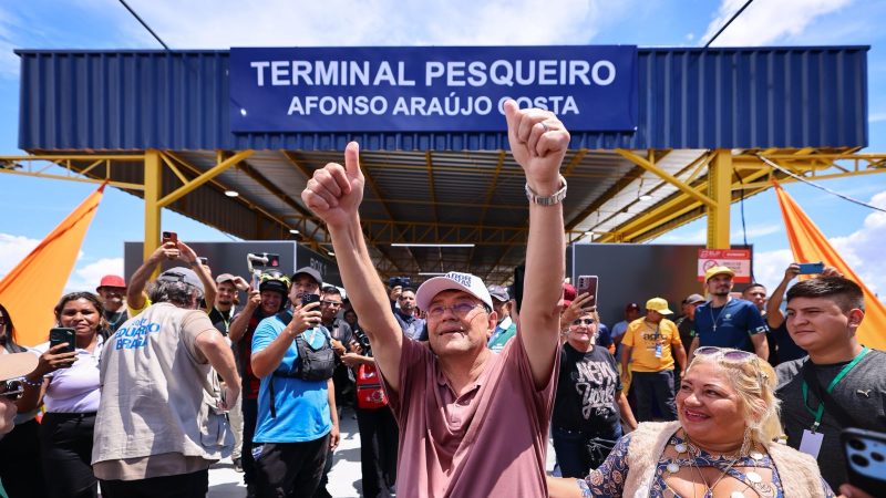 Eduardo Braga entrega dois terminais pesqueiros e vistoria obras de saúde e infraestrutura em Itacoatiara no aniversário de 152 anos do município