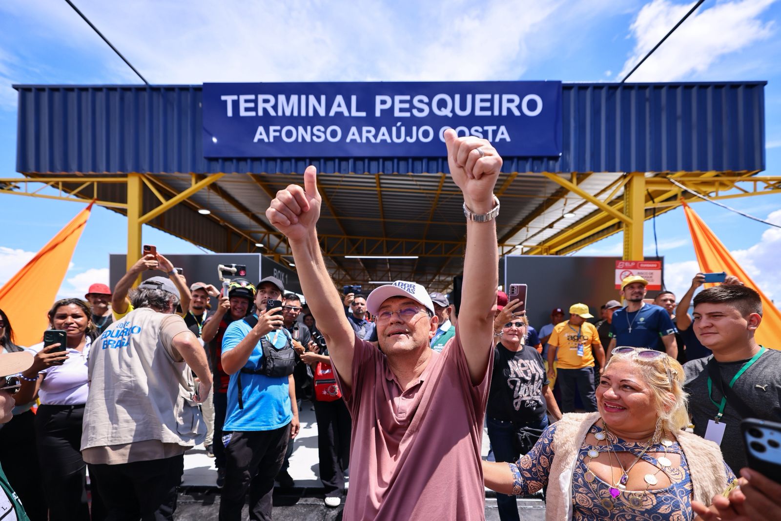 Eduardo Braga entrega dois terminais pesqueiros e vistoria obras de saúde e infraestrutura em Itacoatiara no aniversário de 152 anos do município